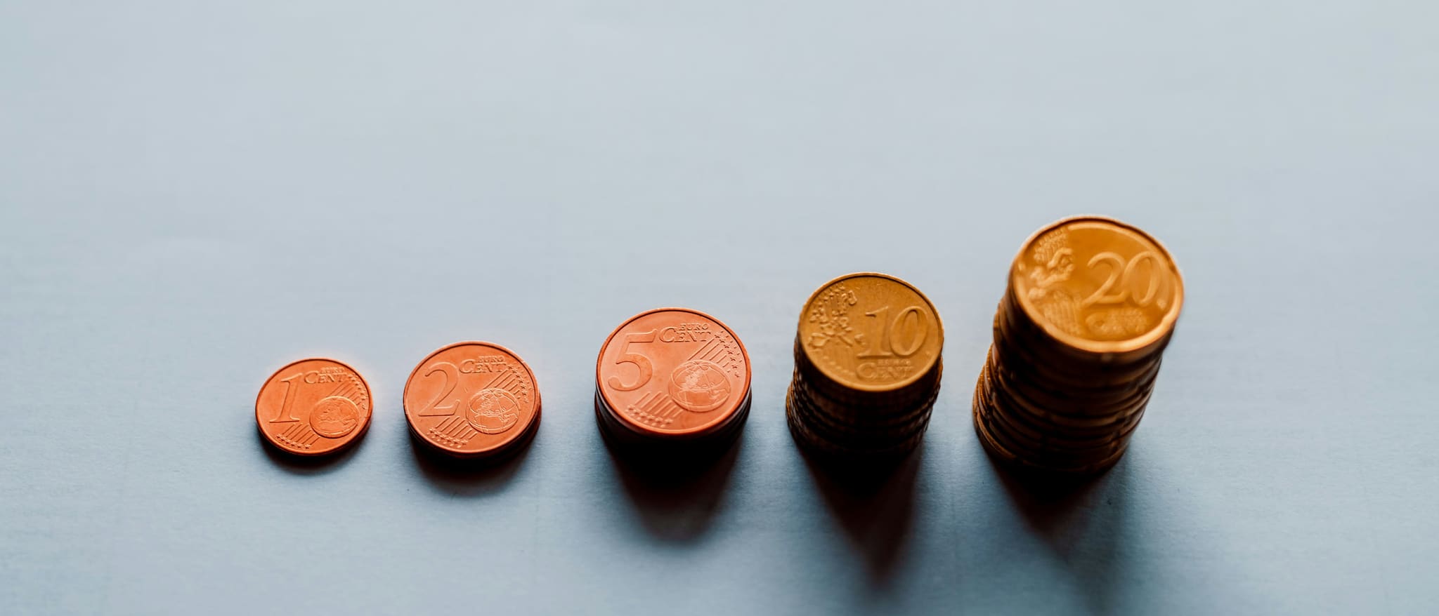 Symbolbild: Euro-Cent-Münzen liegen in wachsenden Stapeln nebeneinander.
